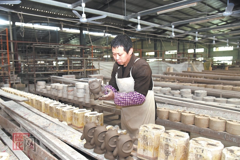 工人取坯.JPG