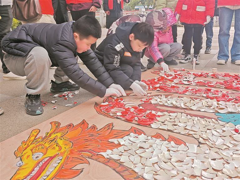 貼瓷龍 迎新年