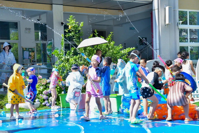 城关幼儿园：打水仗 享清凉 放天性