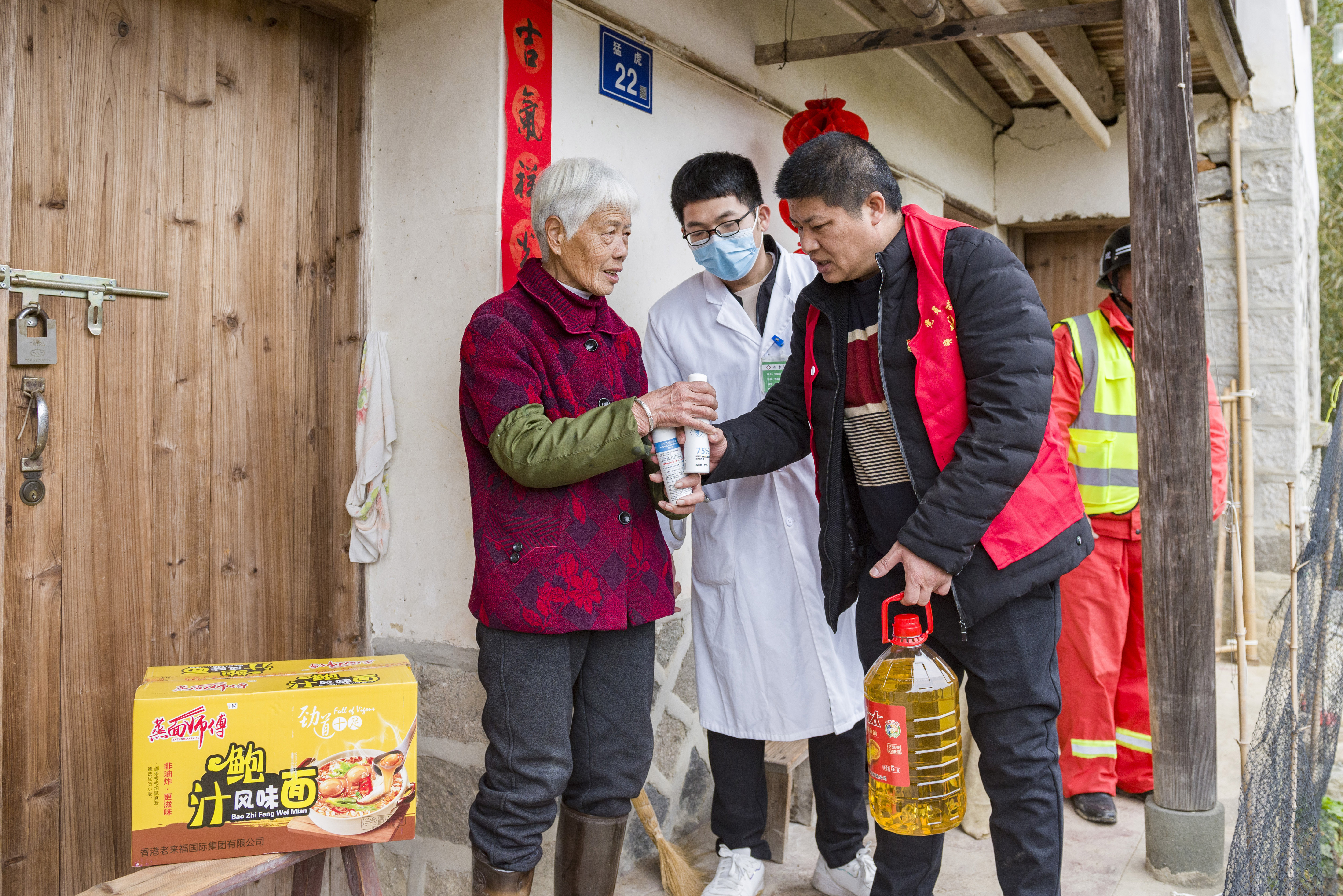 1月25日，猛湖片區(qū)“黨建+”鄰里中心志愿者給老人送慰問品。（許華森 攝）.jpg?x-oss-process=style/w10
