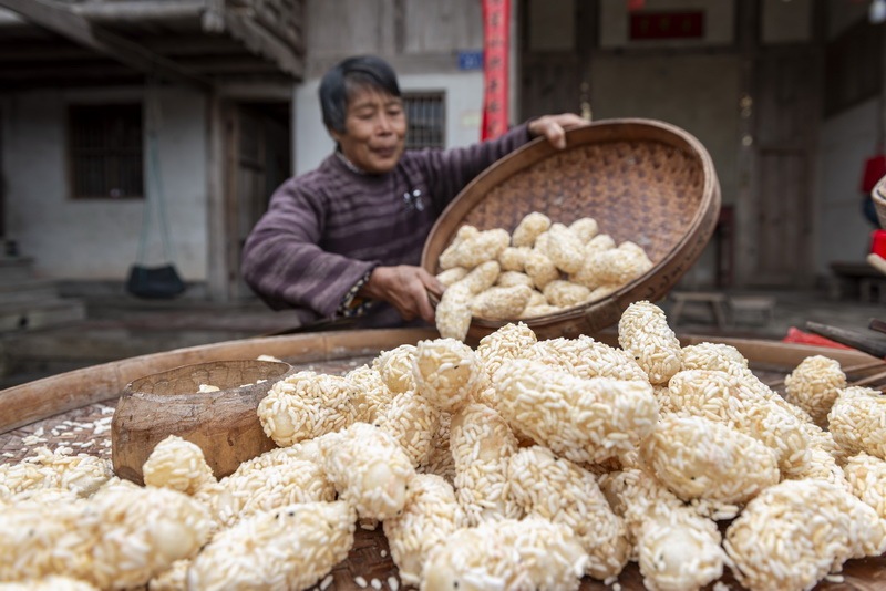 手工制作“粩花” 備足“古早”年味