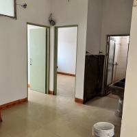 地址，南環(huán)路跨越酒店旁。**。4樓。 5室一廳一衛(wèi)。 沒家具  邊套光線充足