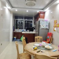 寶美街全新裝修一平方7000多，有獨立車庫，三房兩廳兩衛(wèi)，首付30幾萬