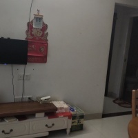 一實(shí)三中學(xué)區(qū)房，畢石山商品房，57.5平，中裝二房，售價(jià)60幾萬(wàn)。