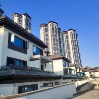 金交頤園  別墅產(chǎn)權(quán)280㎡  兩個(gè)小車位，毛坯房，售348萬，證在手