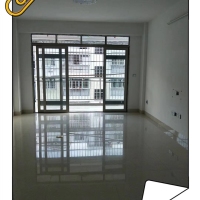 城東大酒店邊上，生活交通便利，三房兩廳兩個(gè)陽臺(tái)一衛(wèi)，有油煙機(jī)、熱水器等，光線充足，停車方便，價(jià)格面議