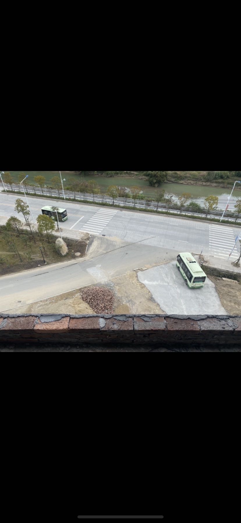 凤洋小区40号楼小区主入口3-4开间店铺出租或售，136²室内加80²室外。有产权