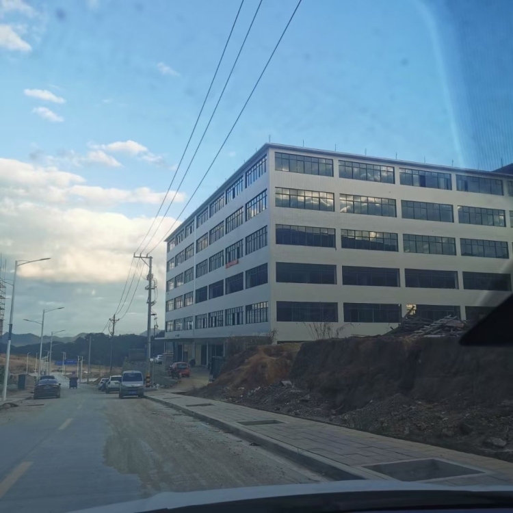   廠房招租，地址:上寮工業(yè)園區(qū)（茶具城往德化方向300米)，高步嶺方向，2-6層，單層面積1880平方，可分割配雙部電