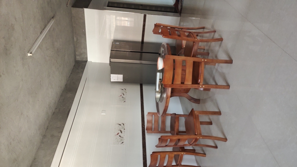 蓋德學(xué)校對面，套房出售連車庫130平方，普通裝修3房2廳2衛(wèi)，邊套無暗間，50萬