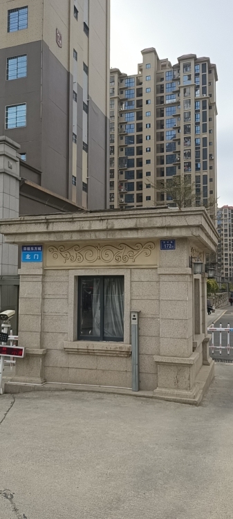 嘉裕二期，好樓層，125平方，4房兩廳兩衛(wèi)兩陽臺(tái)，帶機(jī)械車位兩位，摩托車位，售七十幾萬，首付20萬，