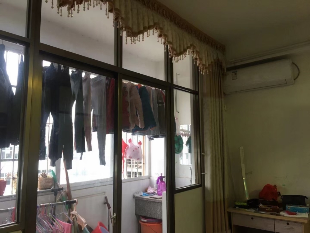 急售:[慶祝][慶祝][慶祝]城東職工房，87平方，中擋裝修，三層兩廳一衛(wèi)，**萬(wàn)