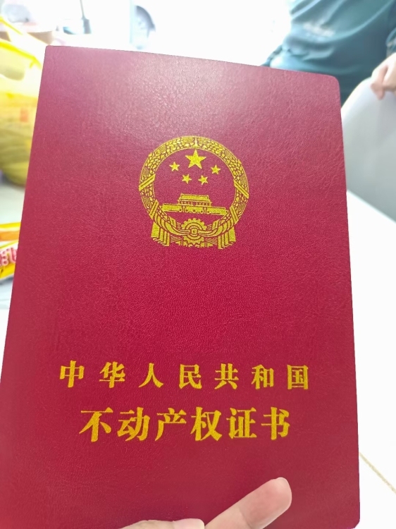 诗墩电梯房:三房两厅一卫，证件齐全！即可过户按揭！