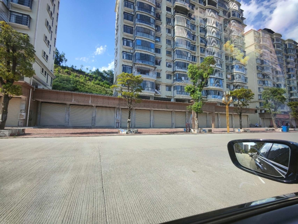 鑫泓順  店面出租，地面墻面衛(wèi)生間已裝修好，18元/平方，小區(qū)1000多戶入住率高，面積50-150平米，面門大，好停車