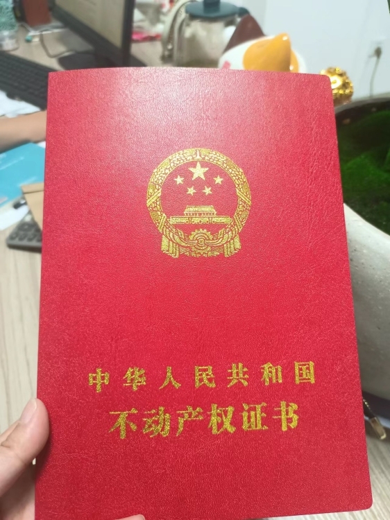 榮昌小區(qū)， 3房2廳 108 10平 電梯已裝好  證全！可以馬上過戶，65萬。聯(lián)系電話：13799