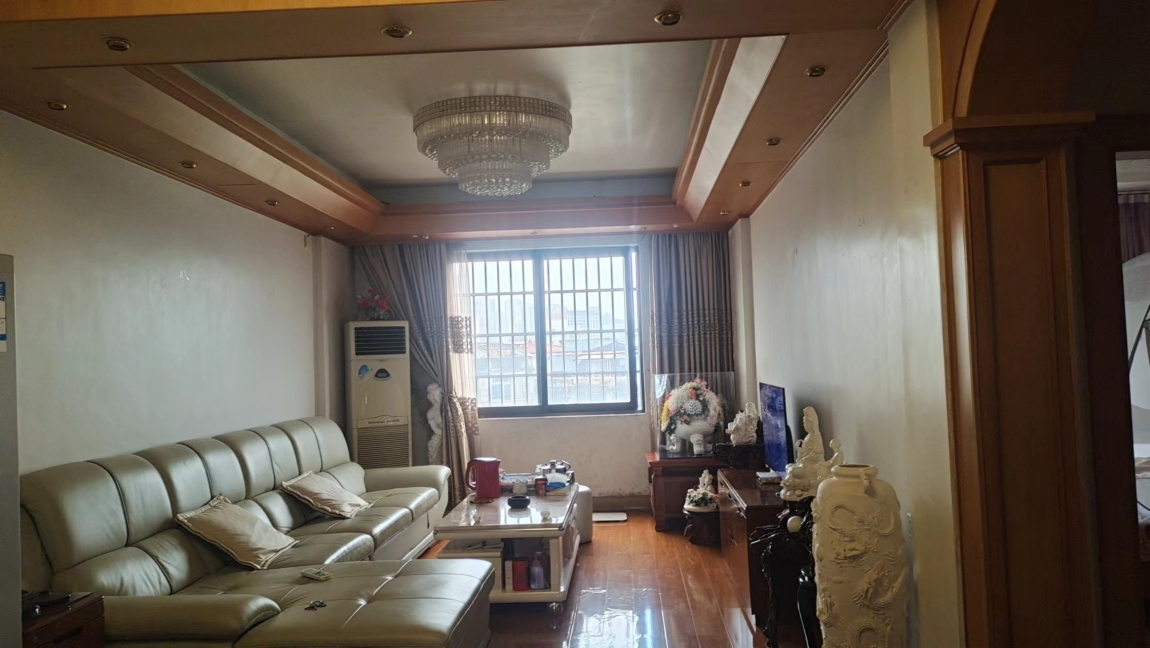 德新街  130㎡ 102萬(wàn)元