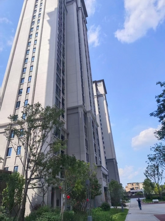 寶泰花苑  中樓層邊套 毛坯三房   售8千多/平，  有意向聯(lián)系18150921285
