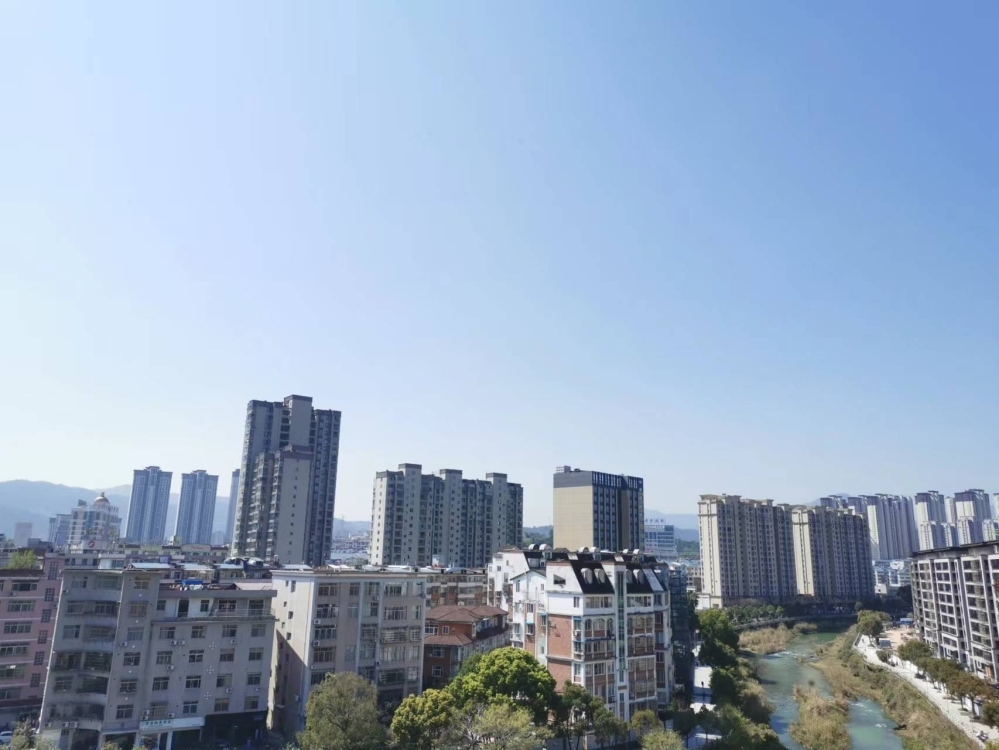 進(jìn)城大道樓中樓 毛坯  215㎡ 230多萬元 即可裝修 即可辦證