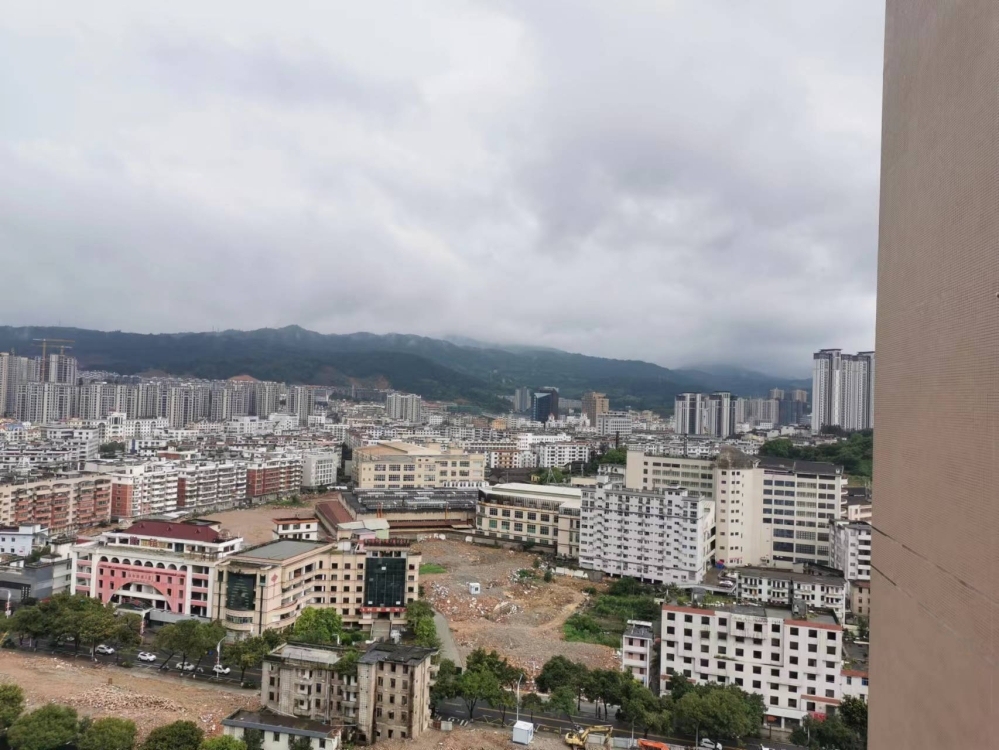德化  城后工業(yè)區(qū) 一層500平，三層1000平，四房1000平，五層500平，一平方5元