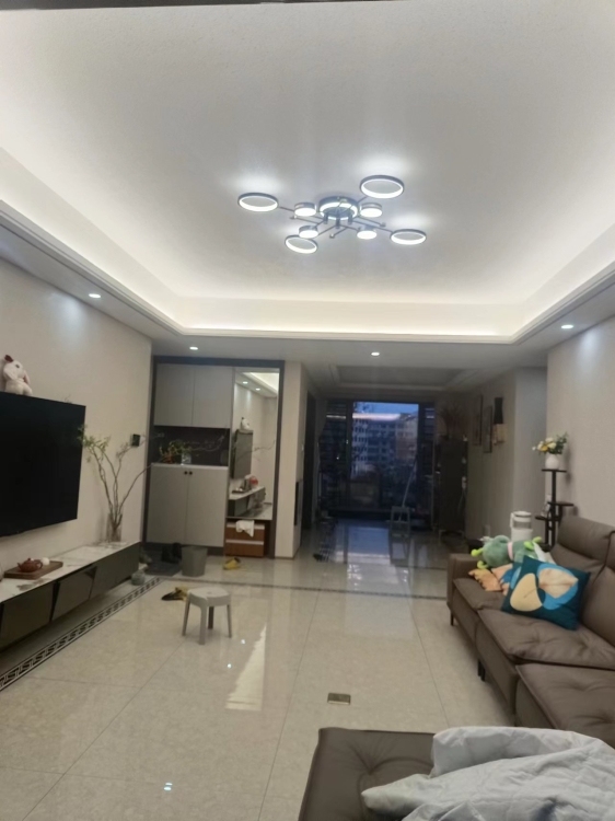 金交頤園  133㎡ 加送一房12平，證在手，四房二廳，帶家電家具，急售，比市場市低一些出售