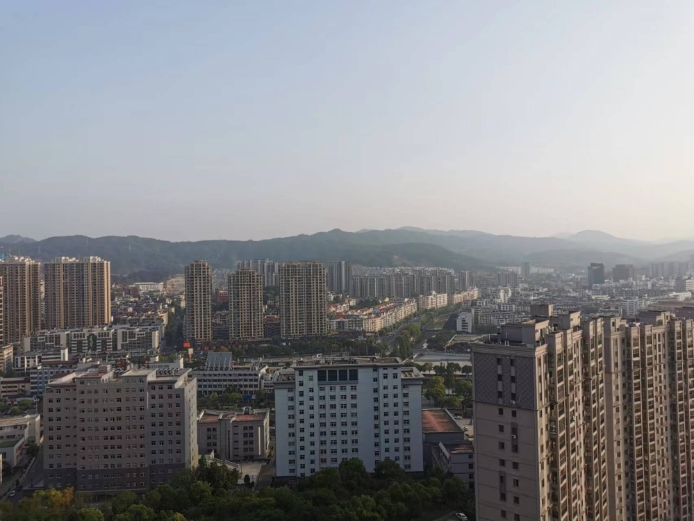 金龍中心城復(fù)式樓 黃金樓層 毛坯  53㎡ 105萬(wàn)元