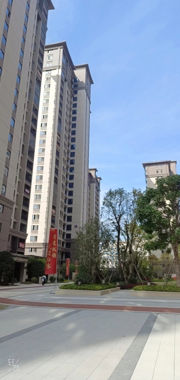 文亭小區(qū)  112㎡ 毛坯房的 好樓層 每平米8300元 首付20幾萬