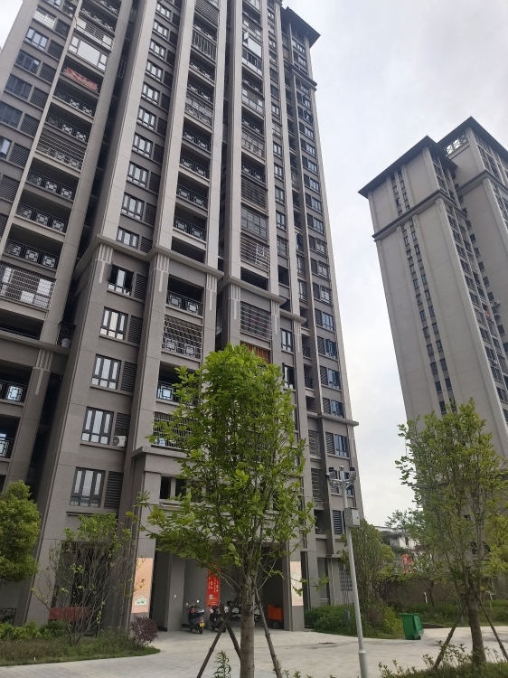 寶泰花苑  123㎡ 毛坯三房 好位置 每平米9000多