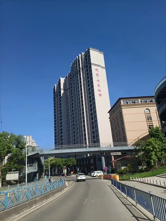 世科水岸林邸  115㎡ 毛坯三房 好樓層 每平米8500元 首付10萬其余按揭