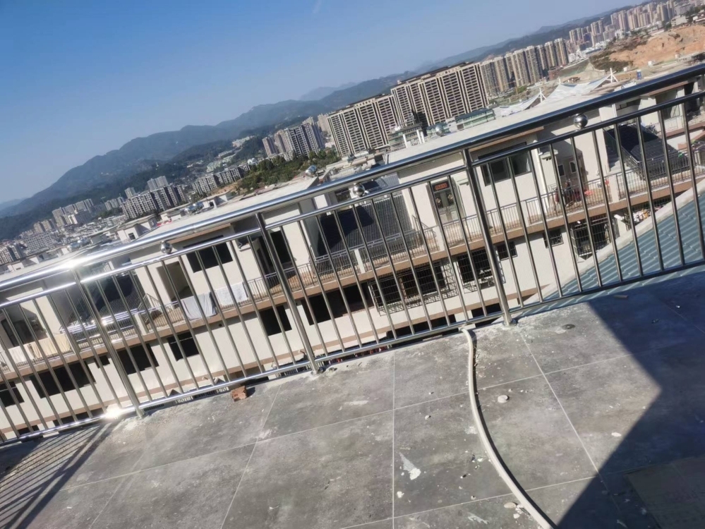 凤曙小区后排  108㎡ 61万元  学区房  安静  停车空间大  临近霞田文体园