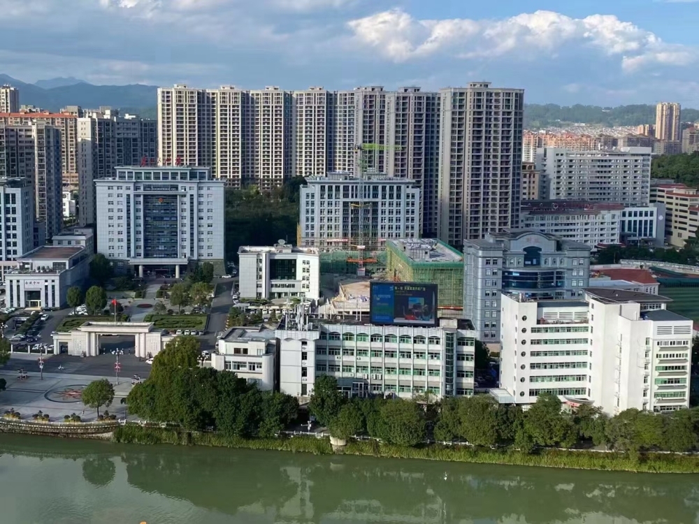鳳凰花苑  114.88㎡毛坯三房 好樓層 可直接過(guò)戶每平米1.1萬(wàn)僅售 126萬(wàn)首付6萬(wàn) 其余按揭