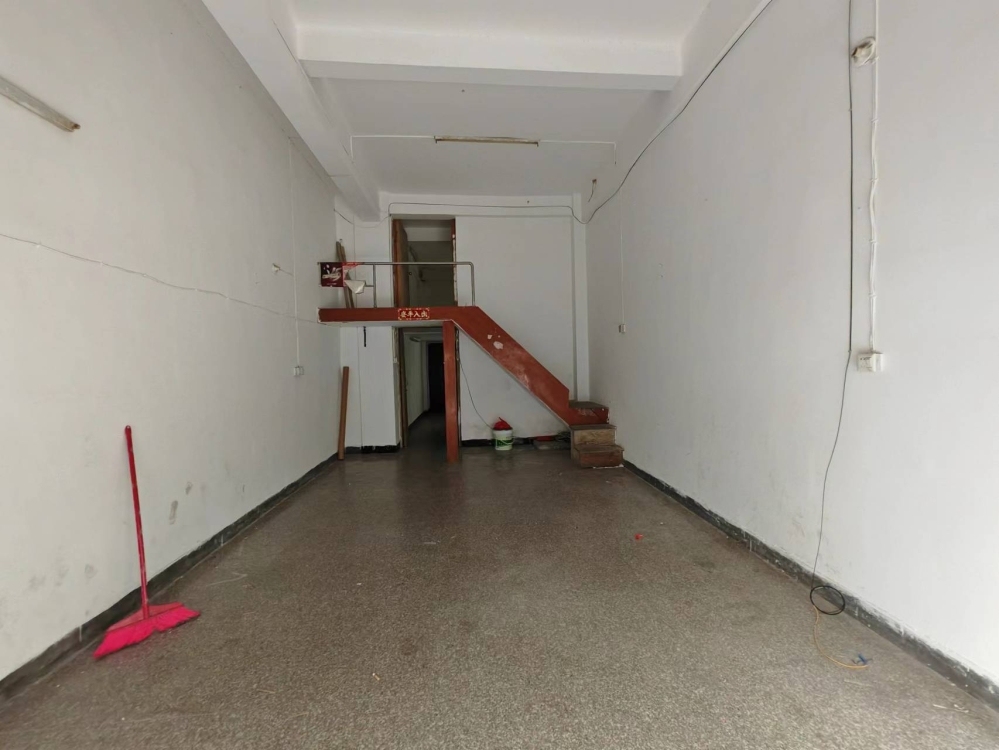 瓷城花園一樓店面  50㎡ 900元/月