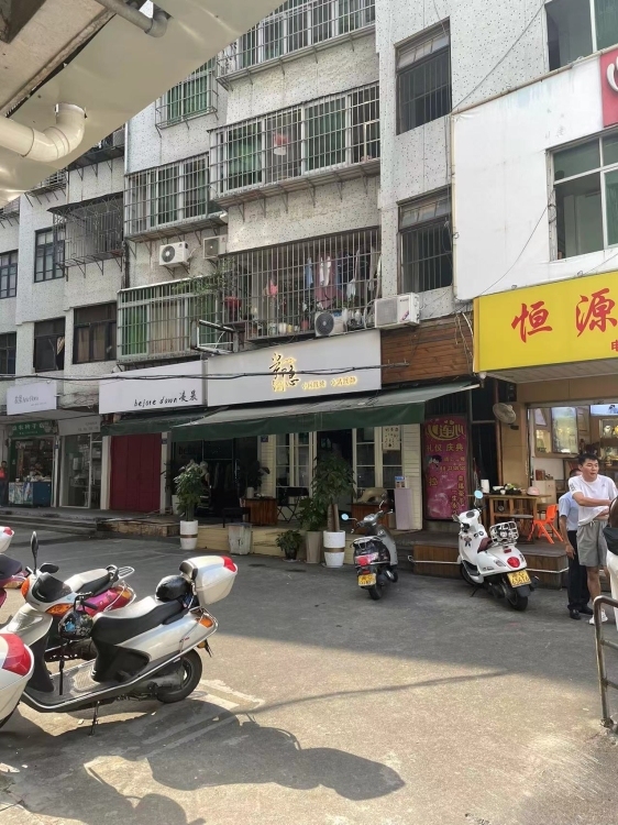 興南塔雁小區(qū)  恒源首飾旁 旺鋪轉(zhuǎn)讓 有意向聯(lián)系15259593620微信同號