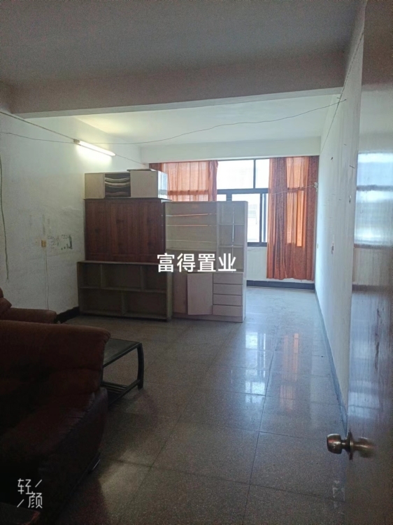 湖前二實(shí)小 三中學(xué)區(qū)房 普裝前后間  64.5平方 價格面議 證全 看房聯(lián)系
