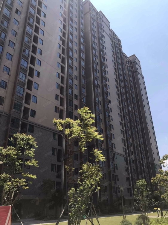 套房出租：嘉德13號樓三房一廳帶車位，月租1500元，簡單裝修，房東直租無中介費