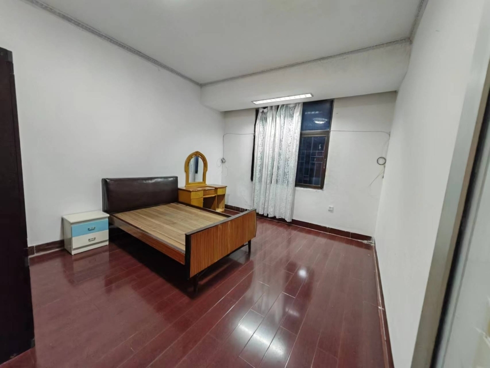 湖中路  130㎡ 1500元/月