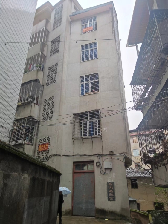 德化第一實(shí)驗(yàn)小學(xué)圍墻邊埔林36-1號(hào)  90㎡ 750元/月