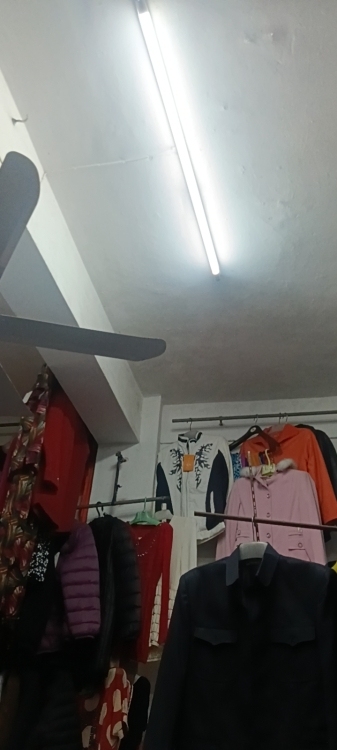 湖中路后路一樓店面出租，交通方便，大小貨車可直接裝卸貨，可以做淘寶場(chǎng)地，雕塑，也適合做倉(cāng)庫(kù)