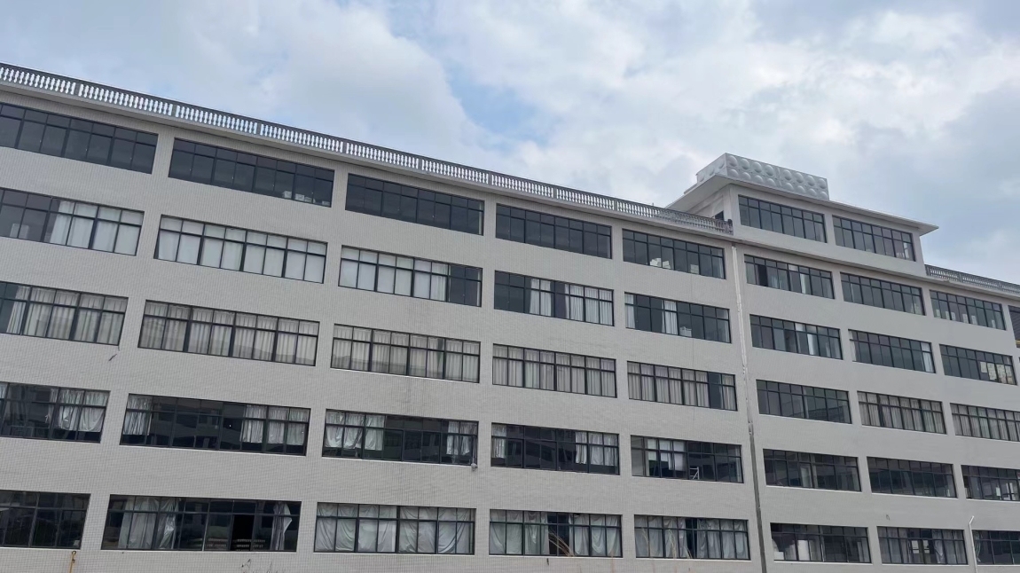 招租：上寮工業(yè)園區(qū)（茶具城往德化方向300米)，高步嶺方向，一樓一千多平方可分割，4樓600多平方出租 電話：13225