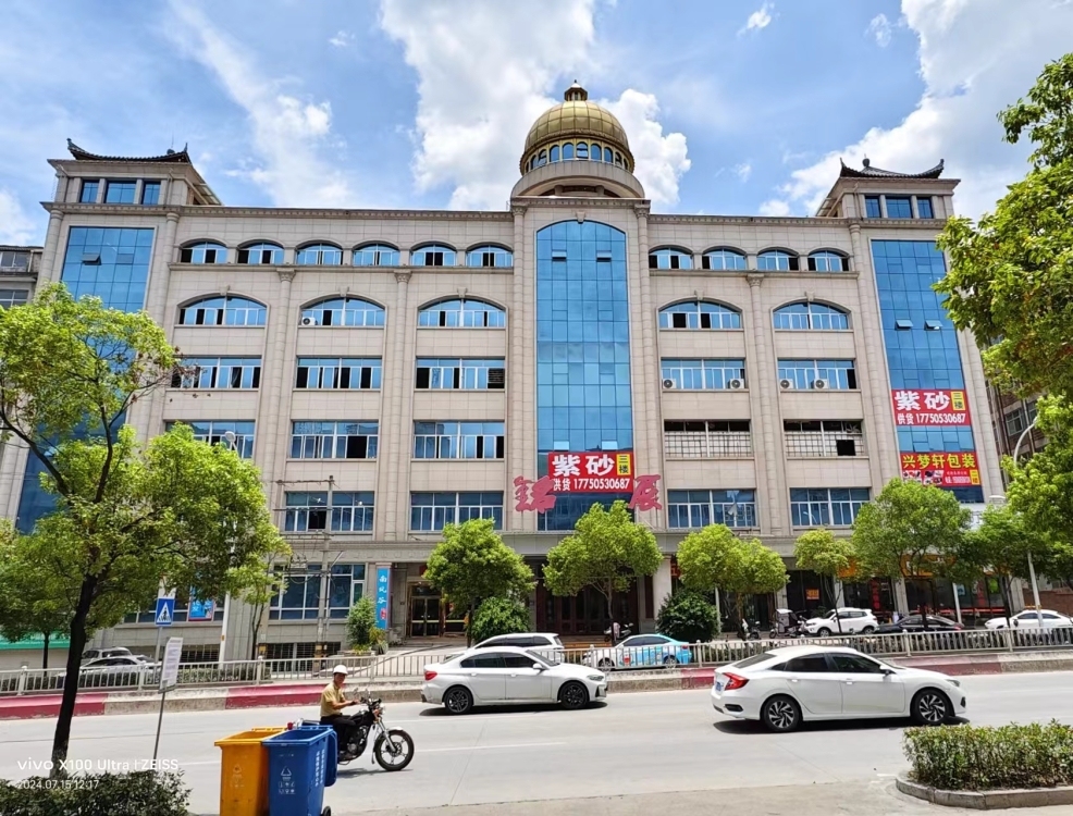 銘展公司寶美開發(fā)區(qū)紅綠燈路口.店面出租800㎡.廠房2500㎡.出租 (1樓2樓6樓可以分割）生產(chǎn)可配獨立變壓器