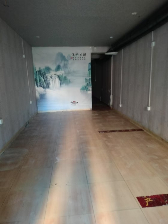體育場對面店面出租 50幾平方 月租2200元  看房:15359608277  50㎡ 2200元/月