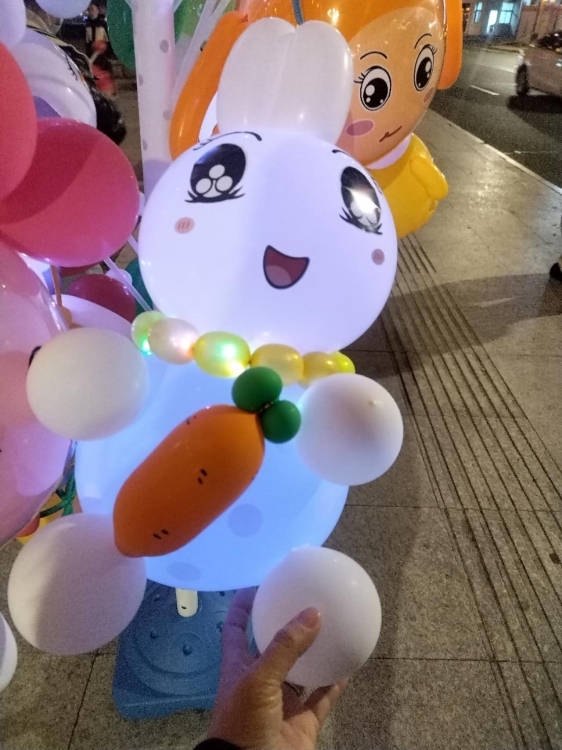 鳳洋小區(qū)  108㎡  3房2廳  毛坯房  30幾萬元   看房：13506919091