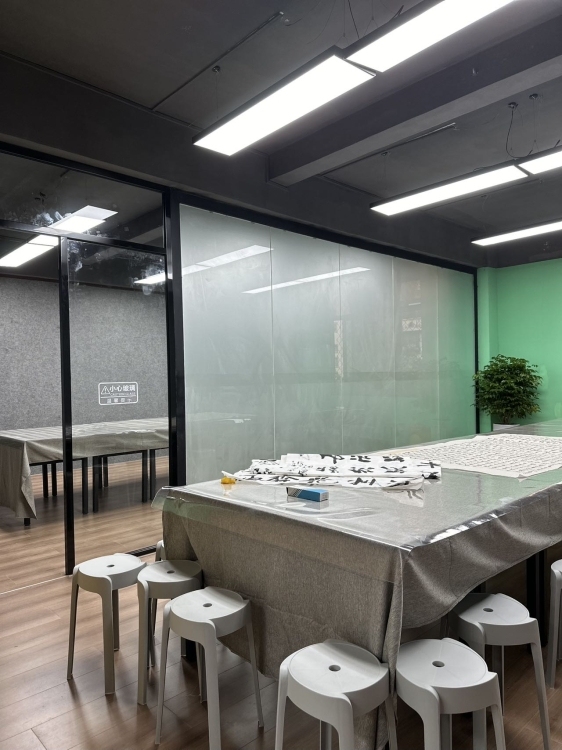 塔雁街建設(shè)銀行樓上4樓，適合教育行業(yè)，可租單間，可整租，可轉(zhuǎn)讓。精裝教室出租700元/月