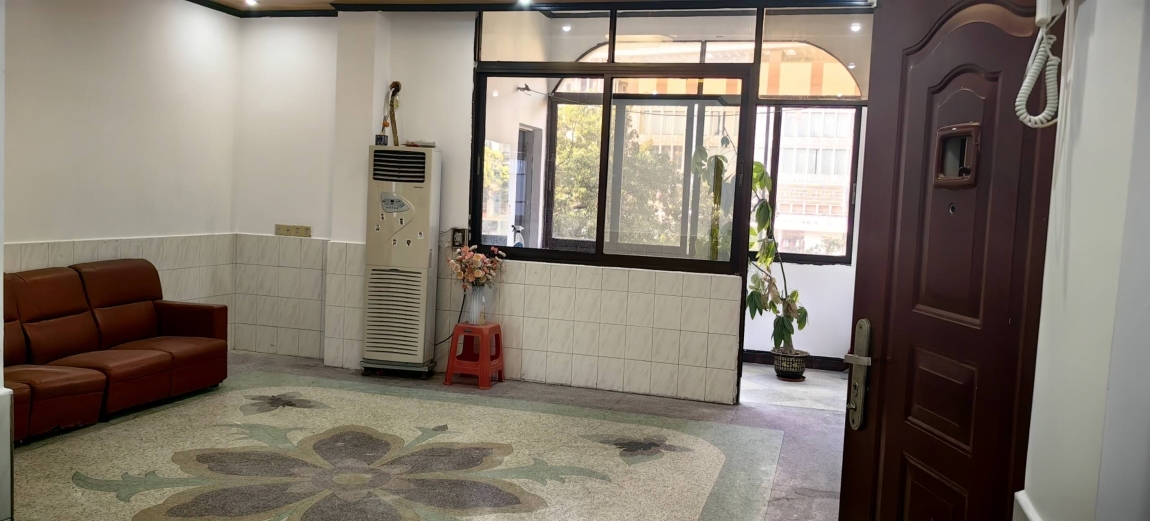 三角街龍南菜市場旁靠溪邊三樓三房兩廳兩陽一衛(wèi)，無家具，有空調(diào)，熱水器油煙機(jī)130㎡ 1200元/月