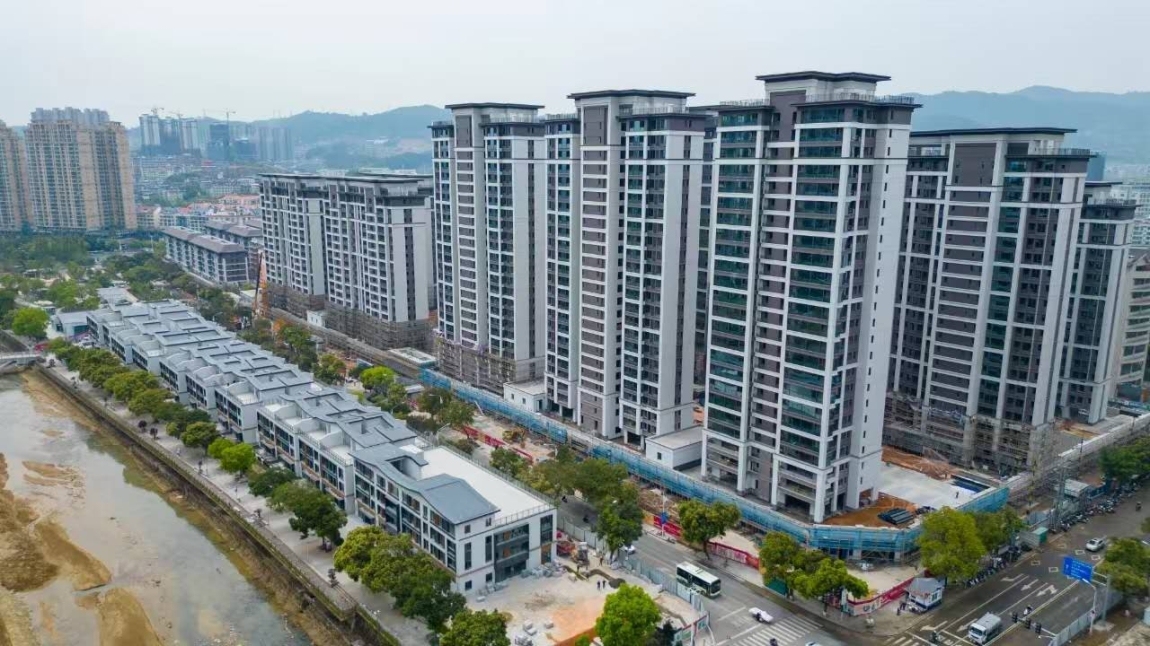 西門許厝B區(qū)前排  125㎡ 毛坯三房好樓層 每平米1萬