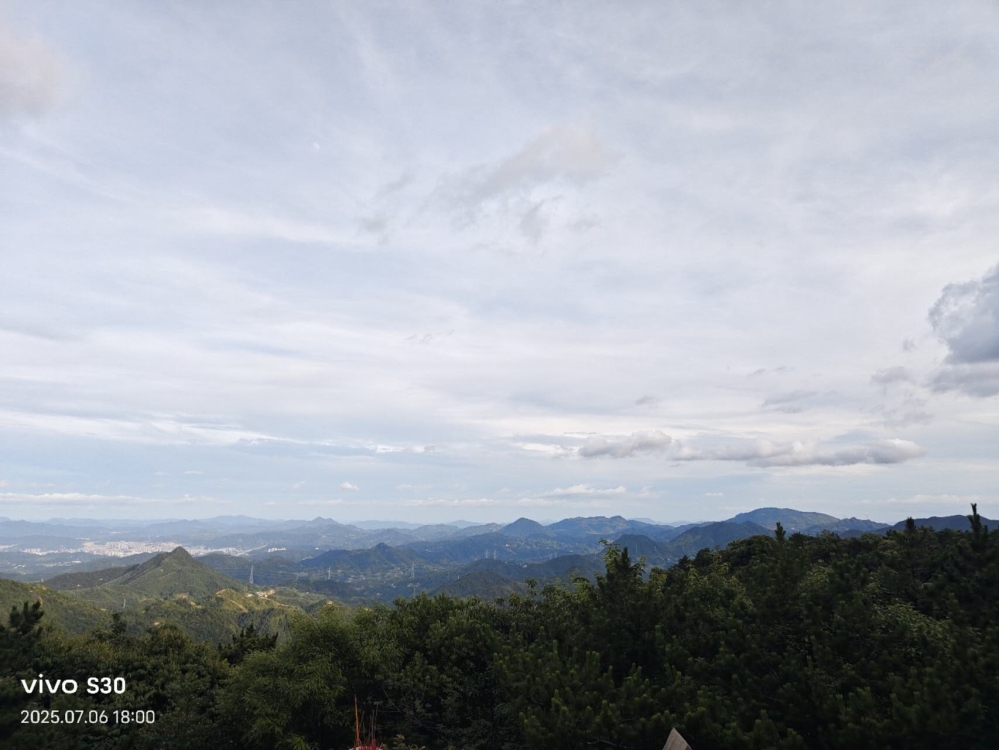湖前湖中路讀二實(shí)小，三中  129平方隔兩小套  只售:82萬普通裝修，證件齊全 看房:15359608277  129