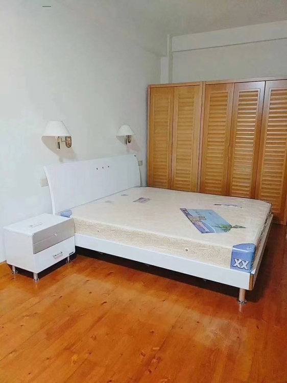 德新街靠近六中跟一實(shí)小，三房一廳  110㎡ 1200元/月