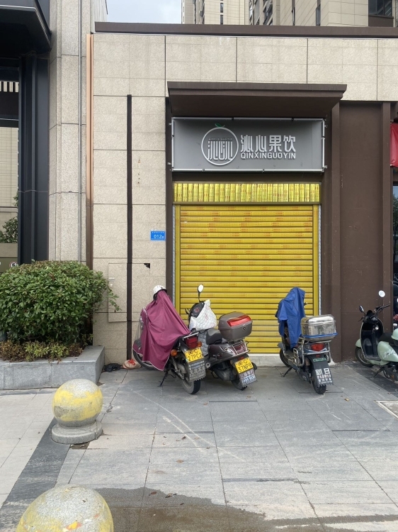 麗景灣二期的12號店面51平，小區(qū)門口旁邊，德化一中鵬翔校區(qū)對面，門口有公交站