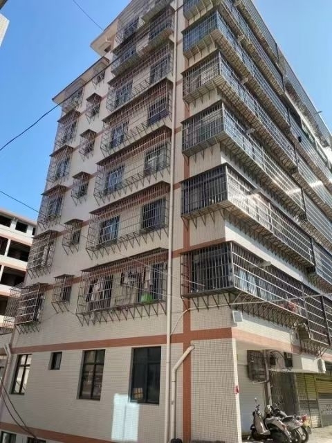 樂興小區(qū)  118㎡ 價格面議，邊套光線充足，帶有電梯，有停車位停車方便