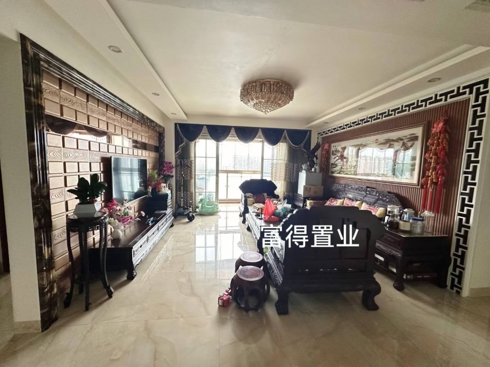時尚華庭一實小三中學(xué)區(qū)房  132㎡ 180萬元