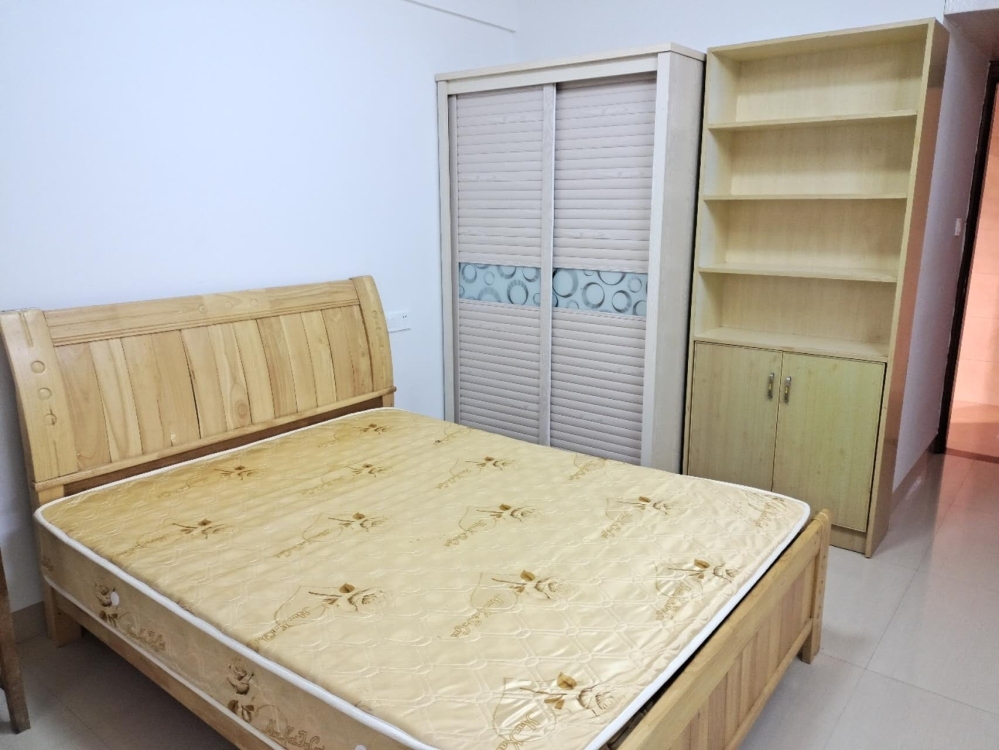龍東小區(qū)電梯精裝房出租，拎包入住，900元/月，電話15359361306