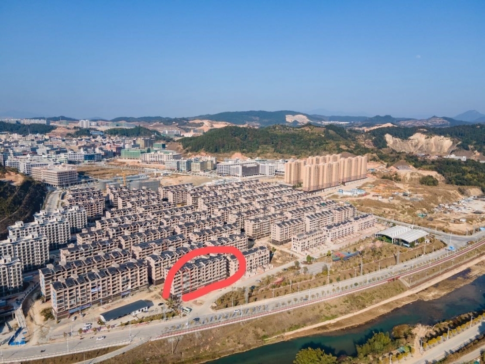 凤洋小区40号楼店铺出租，店铺正对大马路出入口 。全新装修，140㎡ 1500元/月